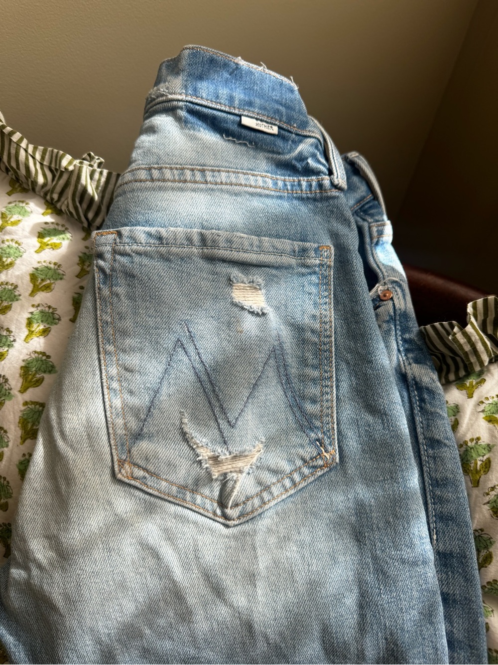 MOTHER The Tomcat Cropped Ankle Jeans with Back Pocket Stitching